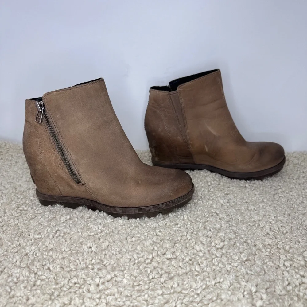 Sorel Joan of Arctic Zip Nubuck Leather Wedge Ankle Taupe sz 7.5 NL3365-240 Tan
